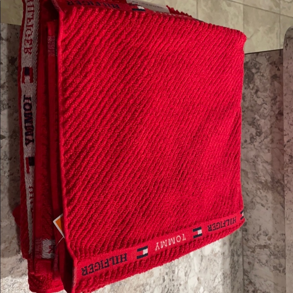 Tommy Hilfiger bath towels ...nwot set of 2